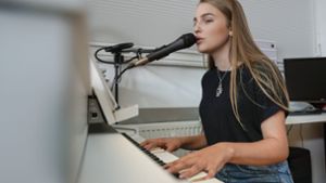 Kiara Huber schreibt eigene Lieder und spielt sie selbst am Klavier. Bevor die richtige Musikkarriere beginnen soll,  will sie jedoch erst das Abitur machen. Foto: factum