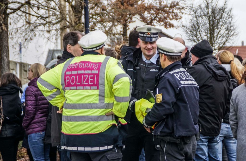 Nach dem Großeinsatz der Polizei an der Theodor-Heuss-Schule gab es jetzt liebe Worte der Klasse 1e. Foto: SDMG