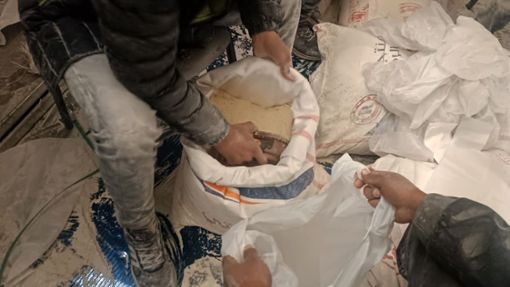 Eine Hilfslieferung Mehl wird zwischen Palästinensern im Gazastreifen verteilt. Foto: Ashraf Amra/APA Images via ZUMA Press Wire/dpa