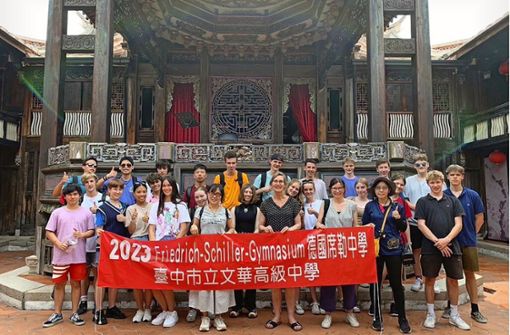 Die Schüler aus Deutschland stehen vor dem hauseigenen Theater der Familie Lin, einer reichen  und wohltätigen Familie aus der Nähe von Taichung. Foto: privat