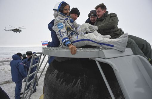 Helfer tragen den US-Astronauten Joseph (Joe) Acaba nach Landung der Soyuz-Kapsel MS-06. Foto: AFP