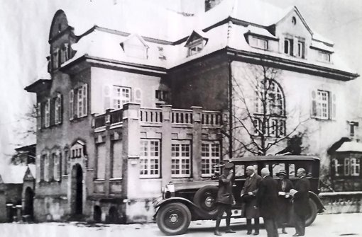 Der Maybach der Landesregierung vor der alten Villa Bolz: Links der Chauffeur, rechts von ihm Eugen Bolz Foto: Archiv/StN