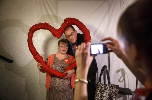 Das gemeinsame Herzfoto gehört  natürlich mit zur Kennenlern-Party. Foto: Gottfried Stoppel