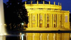 Das Stuttgarter Opernhaus am Eckensee im Abendlicht. Foto: imago/stock&people