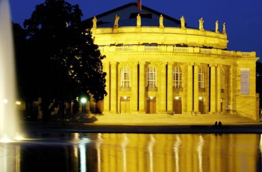 Das Stuttgarter Opernhaus am Eckensee im Abendlicht. Foto: imago/stock&people