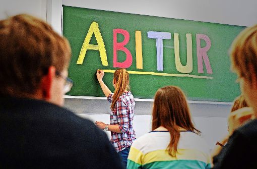 Eine Schülerin steht an der Tafel im Klassenzimmer Foto: dpa