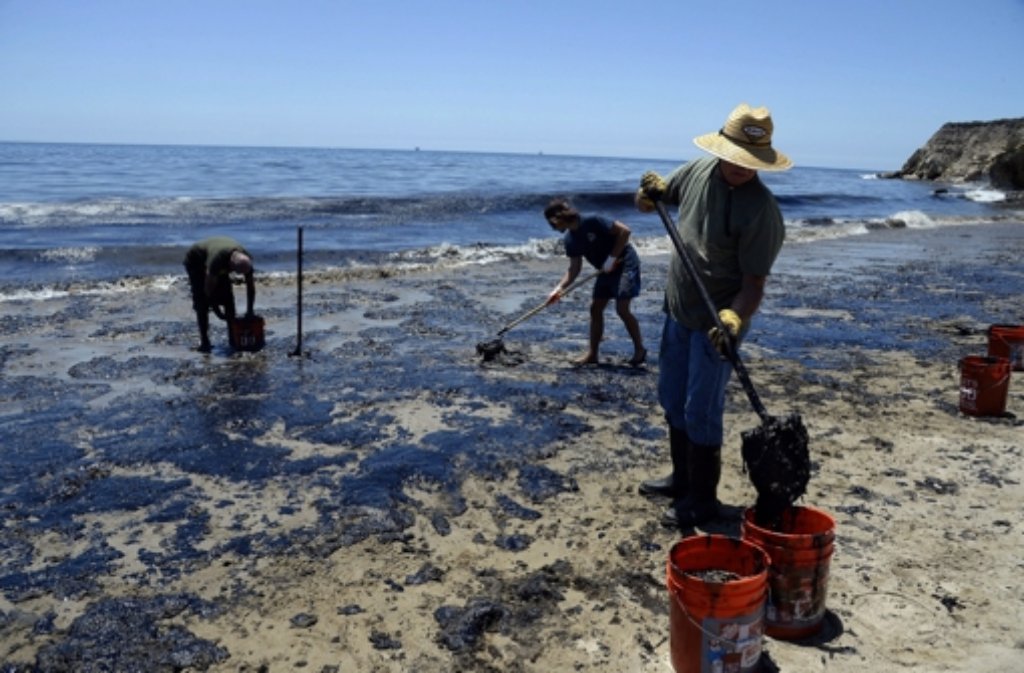 An der kalifornischen Küste sind Hunderttausende Liter Rohöl nach einem Pipeline-Bruch in den Pazifik geflossen.