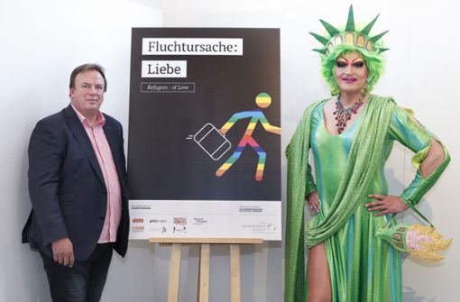 Die Schirmherrin  der Ausstellung Olivia Jones mit dem Leiter des Museums Ballinstadt Volker Reimers. Foto: Getty Images/Franziska Krug