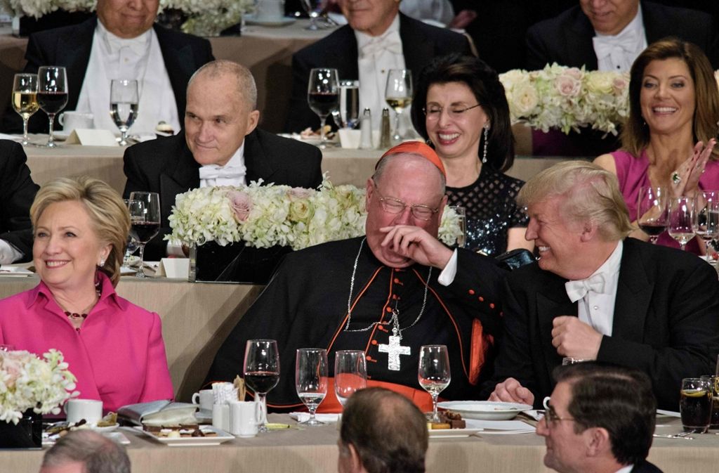 Hillary Clinton, Kardinal Timothy Dolan und Donald Trump sichtlich amüsiert.
