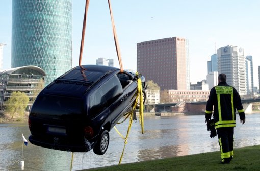 In Frankfurt am Main stürtzt ein Mann mit seinem Auto in den Fluss und stirbt. Foto: dpa