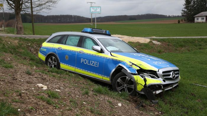 Golf kollidiert mit Polizeiauto
