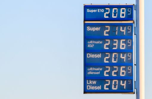 Ein Liter Kraftstoff kostet derzeit deutlich mehr als 2 Euro je Liter. Foto: dpa/Julian Stratenschulte