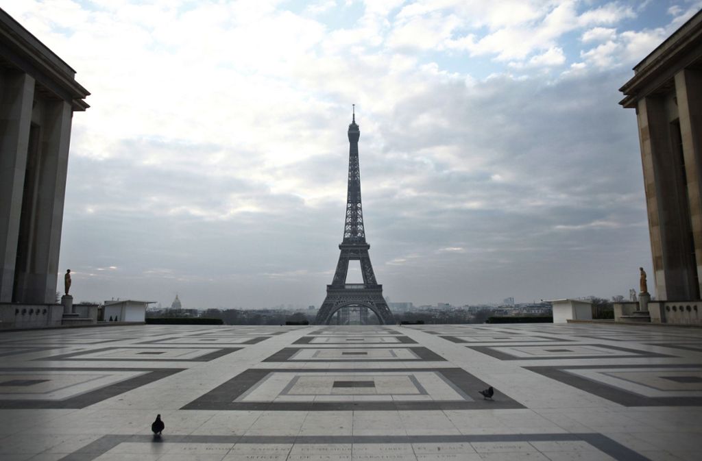Das Trocadéro ist menschenleer: in Frankreich herrscht wegen der Corona-Krise eine Ausgangssperre.  Das Volk findet die von Präsident Macron ergriffene Maßnahme gut. Foto: AP/Thibault Camus