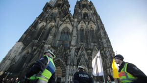 Die Polizei muss den nackten Mann am Kölner Dom zügeln (Archivbild). Foto: dpa/Oliver Berg