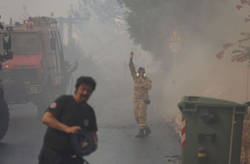 Einsatzkräfte bekämpfen einen Waldbrand in Voula, einem Vorort von Athen. Eine Kombination aus heißem und trockenem Wetter mit starken Winden macht Griechenland jeden Sommer anfällig für Waldbrände. Foto: Yorgos Karahalis/AP/d/a