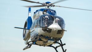 Bei der Suche setzte die Polizei einen Hubschrauber ein (Symbolbild). Foto: dpa/Wolfram Kastl