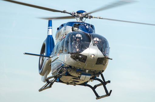 Bei der Suche setzte die Polizei einen Hubschrauber ein (Symbolbild). Foto: dpa/Wolfram Kastl