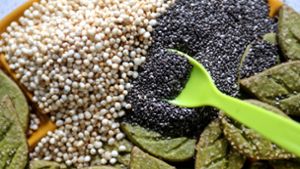 Chia-Samen (dunkel), Quinoa Pops und Plätzchen mit Matcha-Teepulver Foto: dpa/Roland Weihrauch