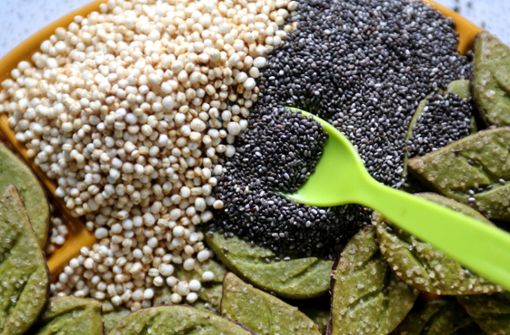 Chia-Samen (dunkel), Quinoa Pops und Plätzchen mit Matcha-Teepulver Foto: dpa/Roland Weihrauch
