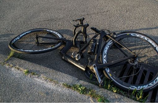 Das Rennrad wurde durch den Zusammenstoß komplett zerstört. Foto: SDMG