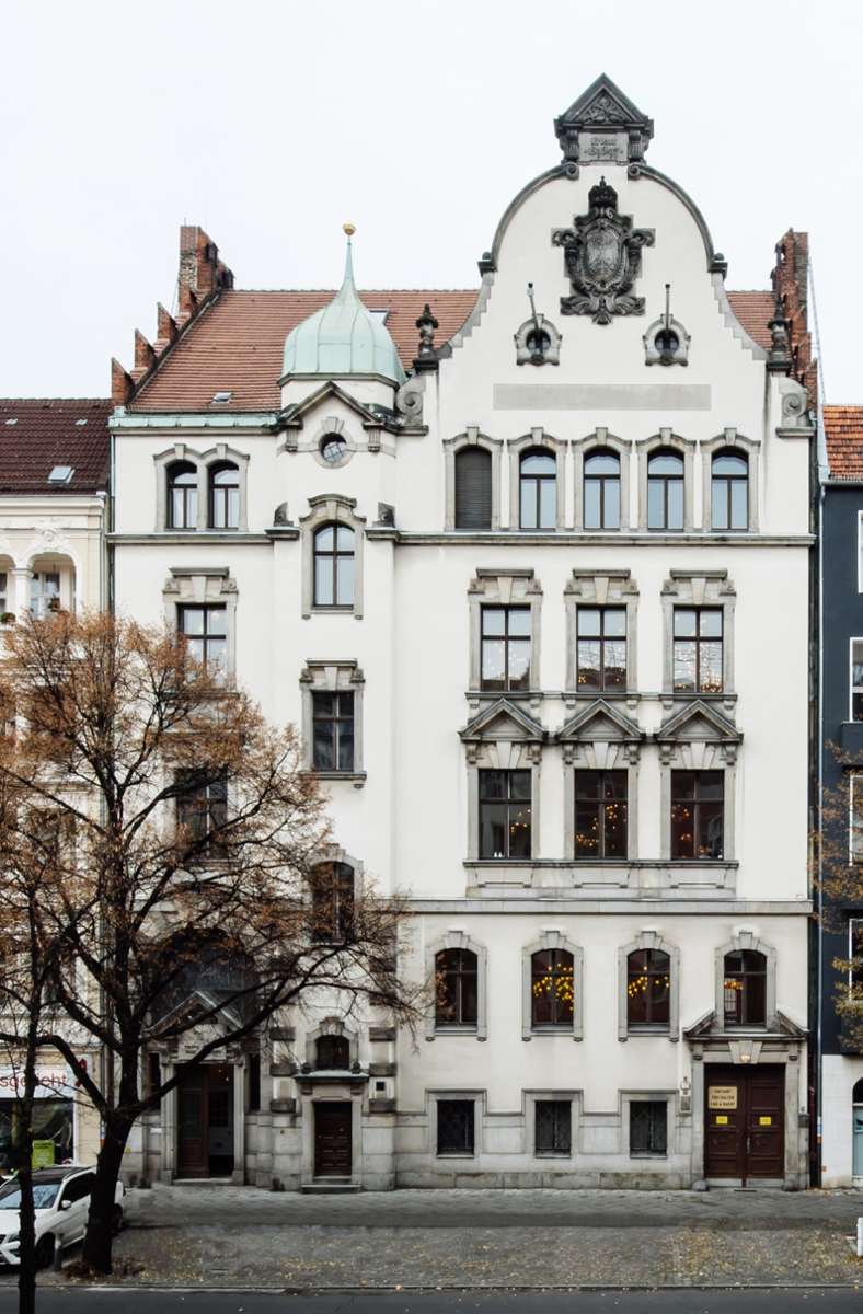 Das ist das Vorderhaus in der Kantstraße in Berlin Charlottenburg. Einst ein Strafgericht . . .