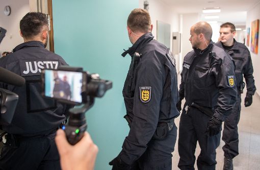 Am Amtsgericht Stuttgart ist der Prozess gegen die beiden jungen Männer unter Polizeipräsenz gestartet. Foto: dpa