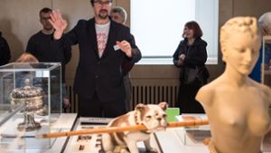 Museumsdirektor Torben Giese berichtet in der Ausstellung, wie sich das Stadtmuseum im ersten Betriebsjahr geschlagen hat. Foto: Lichtgut/Max Kovalenko