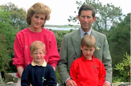 Prinz Charles und Prinzessin Diana mit ihren Kindern Harry (l.) und William im jahr 1989 auf den Scilly-Inseln. Foto: epa