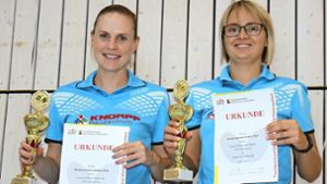 Franziska Heckler (links) und Marina Feile haben das reine Steinheimer Finale imDamen B-Doppel gewonnen. Foto: Michael Ruddat
