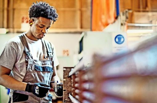 Ein somalischer Flüchtling arbeitet in einem Maschinenbauunternehmen. Foto: picture alliance / Christoph /  Schmidt