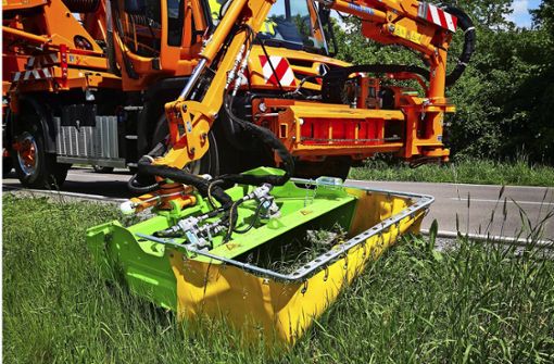 Mit diesem  neuen  Mähkopf am Fahrzeug werden die  Straßenmeistereien im Landkreis Esslingen das  Grün am Straßenrand kürzen. Foto:  