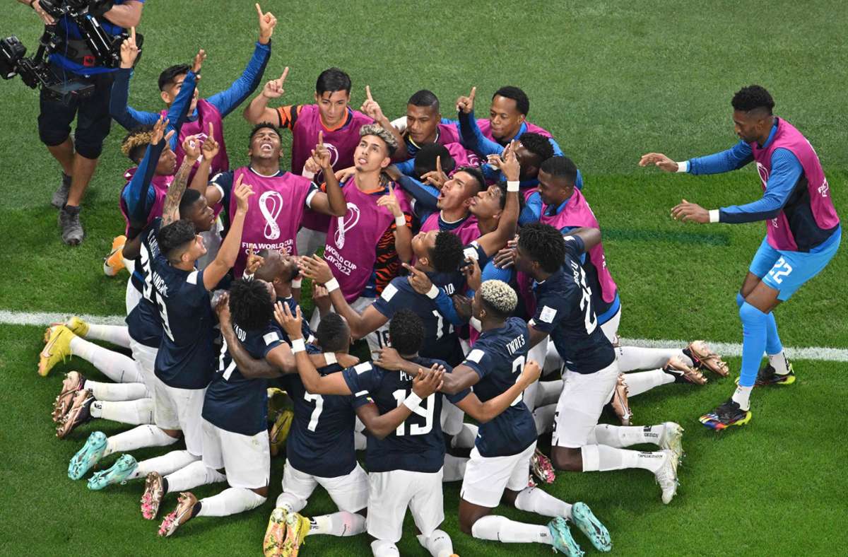 Treffer für Ecuador: Énner Valencia feiert mit seinem Team. Foto: AFP/ANTONIN THUILLIER