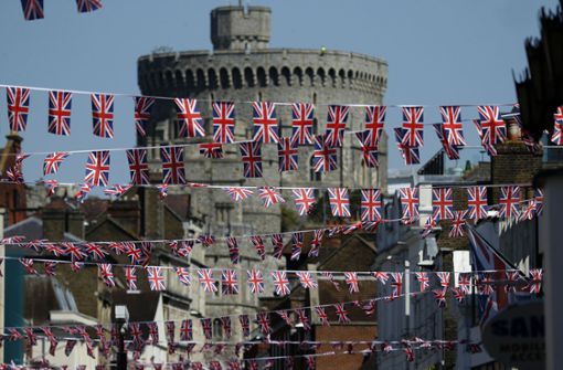 Viele kleine britische Flaggen hängen über der Einkaufsstraße im Zentrum der Stadt Windsor. Foto: AP