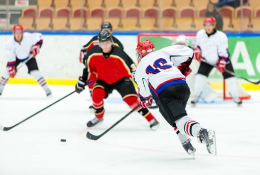 Die Spieldauer beim Eishockey kann stark variieren. Foto: Robert Nyholm / shutterstock.com