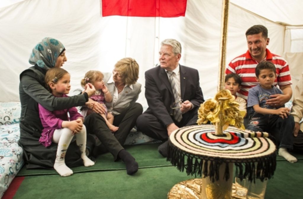 Joachim Gauck und seine Lebensgefährtin Daniela Schadt sprechen in der Türkei mit einer syrischen Flüchtlingsfamilie. Foto: Getty Images Europe