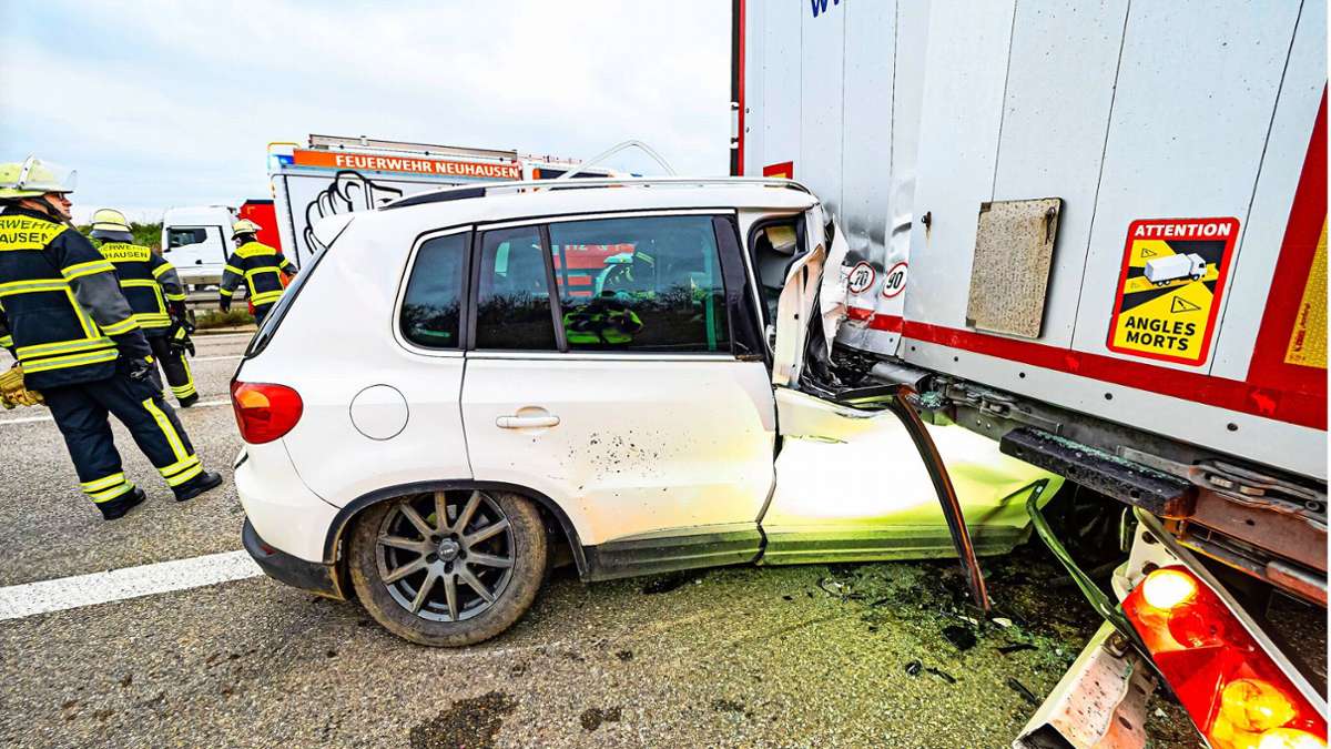 Autobahn bei Neuhausen: Schwerverletzte nach Unfall auf A 8 in Klinik geflogen