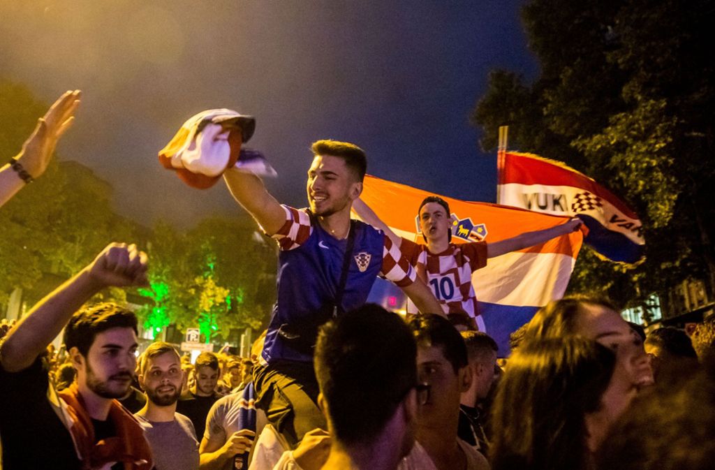Ausgelassen feierte zahlreiche Kroaten auf der Theodor-Heuss-Straße in Stuttgart den Einzug ins WM-Finale.