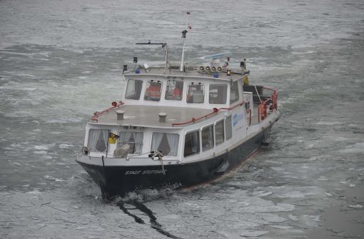 Eisbrecher sind wegen des frostigen Wetters auf dem Neckar unterwegs. Foto: Andreas Rosar