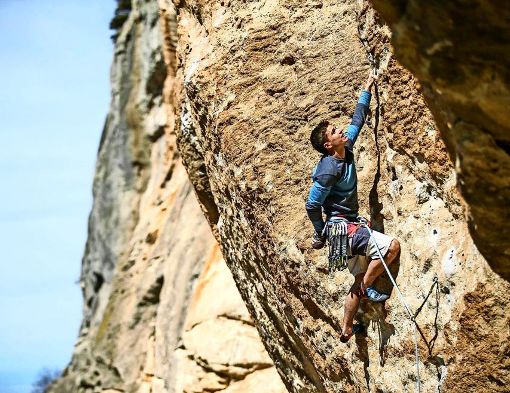 Klettern ist Paul Schalls  Leidenschaft.  Auch wenn er derzeit wegen  seines Studiums nicht mehr auf allerhöchstem Niveau dabei sein kann. Foto: www.zecken.de
