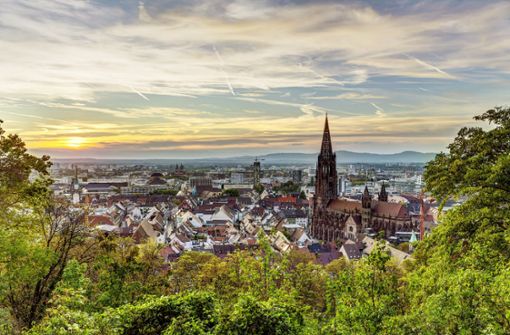 Vom Schlossberg hat man den besten Blick auf das Münster und die Stadt. Foto: imago/Arnulf Hettrich
