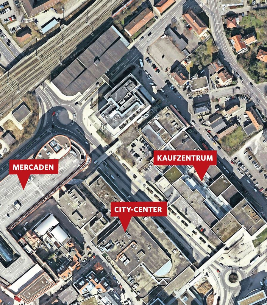 ... heute grenzen an die Wolfgang-Brumme-Allee mehrere Einkaufszentren, darunter das Mercaden, das Kaufzentrum und das City-Center.