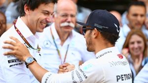 Lewis Hamilton (li.) macht Mercedes-Motorsportchef Toto Wolff (li.) und Daimler-Chef Dieter Zetsche (Mi.) viel Freude Foto: Getty