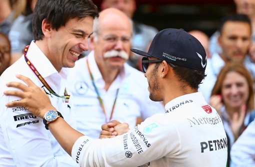 Lewis Hamilton (li.) macht Mercedes-Motorsportchef Toto Wolff (li.) und Daimler-Chef Dieter Zetsche (Mi.) viel Freude Foto: Getty