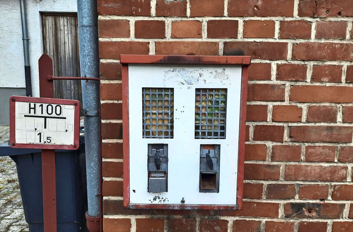 Einer der letzten Kaugummi-Automaten hat sich  in Schmiden gehalten.