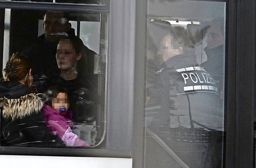 Zwang als letztes Mittel: Abschiebung  von Flüchtlingen im vergangenen Februar auf dem  Baden-Airport in Rheinmünster-Söllingen Foto: dpa