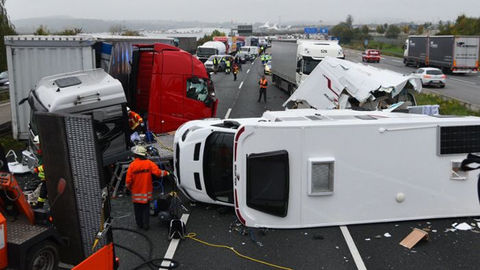 Drei Menschen schwer verletzt – Autobahn zehn Stunden gesperrt