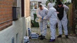 Die Polizei findet zwei Tote in der Wohnung im Erdgeschoss eines Hauses in der Duisburger Straße in Bad Cannstatt. Über eine Leiter bringen die Beamten die unter Schock stehende 14-jährige Tochter des Paares nach draußen. Foto: FRIEBE|PR/ Simon Adomat