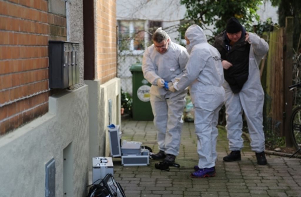 Die Polizei findet zwei Tote in der Wohnung im Erdgeschoss eines Hauses in der Duisburger Straße in Bad Cannstatt. Über eine Leiter bringen die Beamten die unter Schock stehende 14-jährige Tochter des Paares nach draußen.