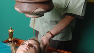 „Stirnoelguss Shirodhara“: Warmes Aromaöl fließt über Stirn und Schläefen, um entspannend auf das neurovegetative Nervensystem zu wirken. Foto: dpa