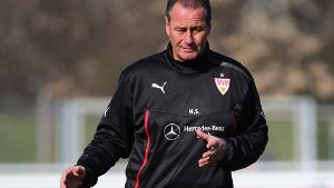 Der neue VfB-Trainer Huub Stevens nimmt vor dem Spiel in Bremen den Druck von seinem Team. Foto: Bongarts
